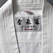 Close-up of the collar and label.