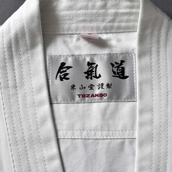 Close-up of the collar and label.