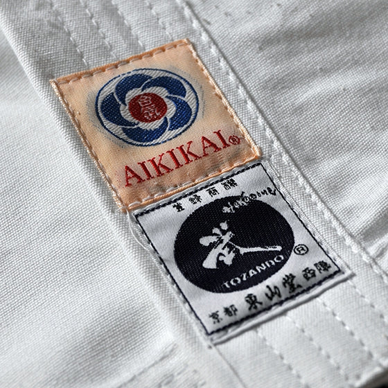 Close-up of the aikikai tag and tozando label.