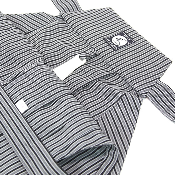 Front view of the hakama's koshi-ita and hera tag.