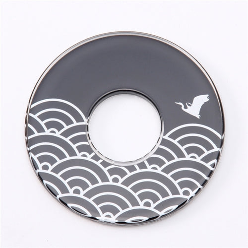 The namichidori design in white.