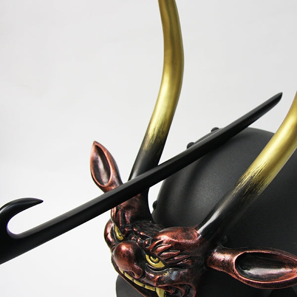 Kabutowari shown against a yoroi kabuto.