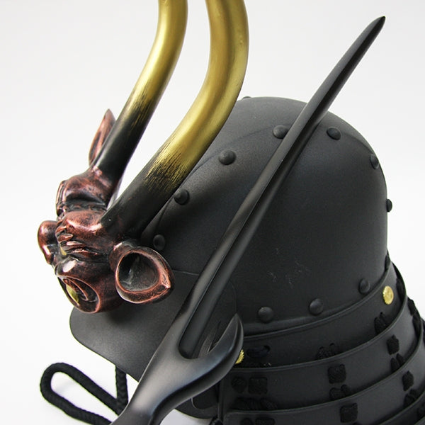 The kabutowari seen against a yoroi kabuto from the side.