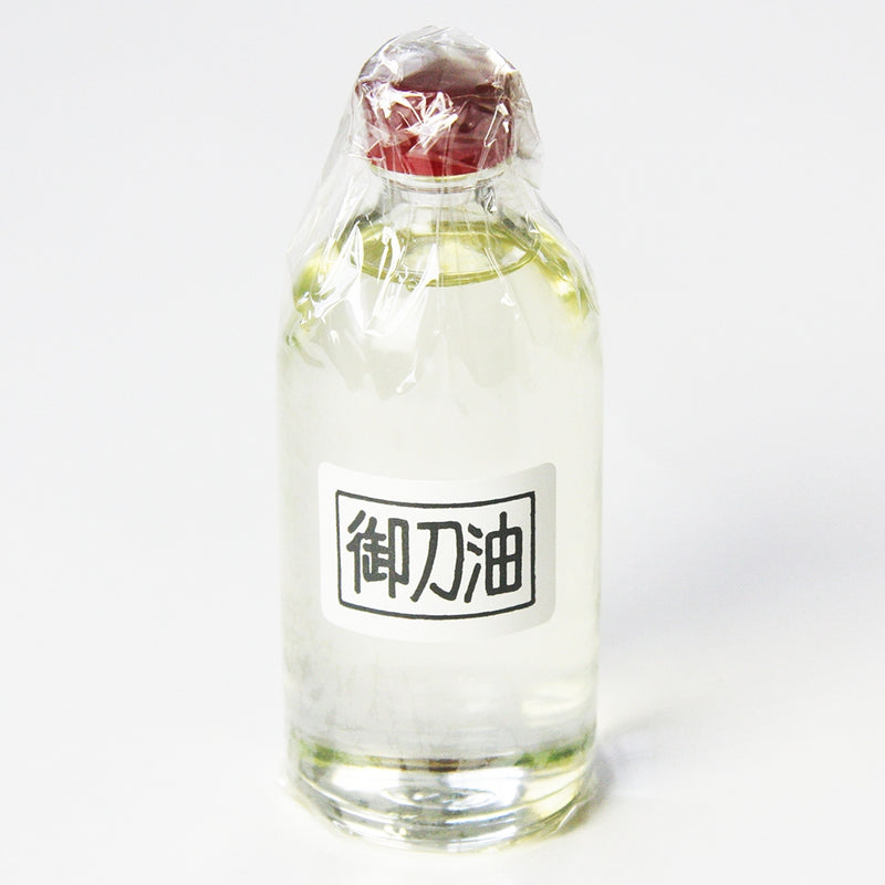 Full view of the 100cc bottle of choji oil.