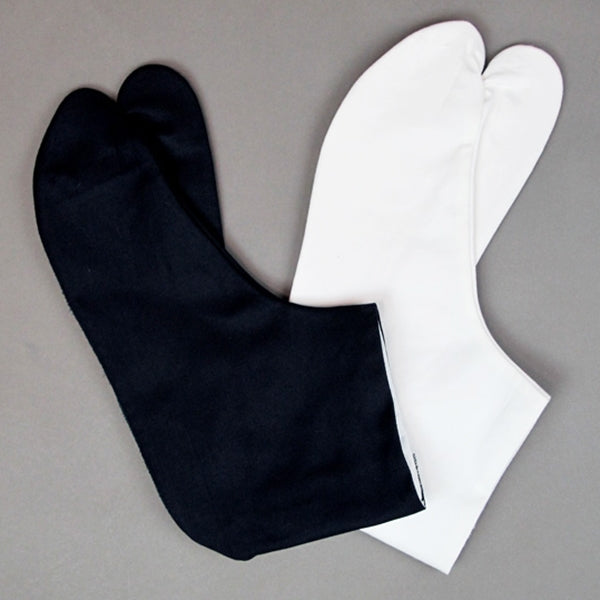 Full view of the budo tabi in both navy and white versions.