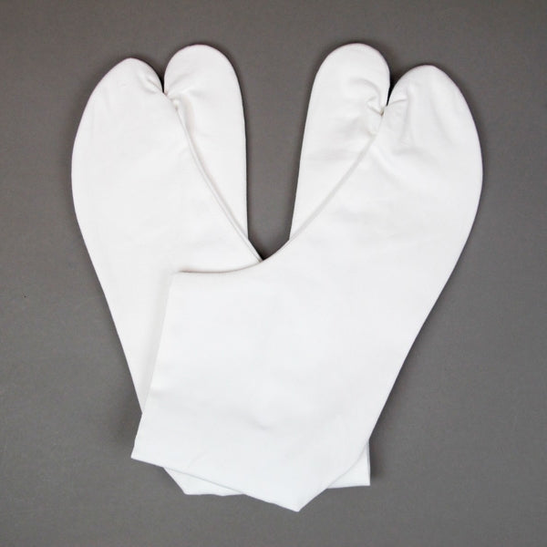 The white variation of budo tabi as a pair.