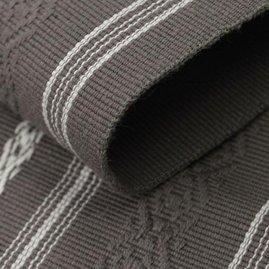 Close-up of the grey obi's hem.