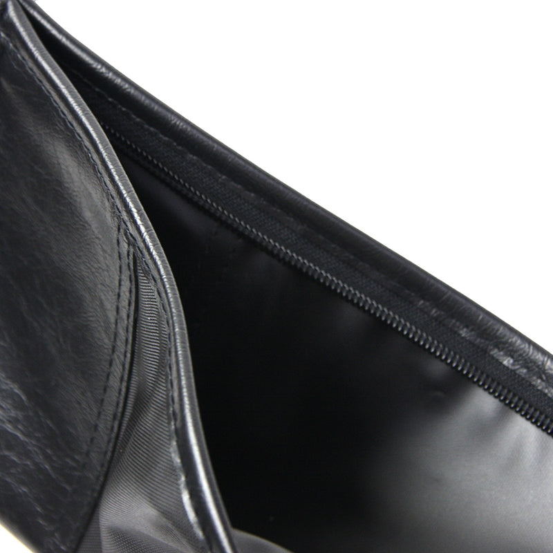 Close-up of the zip.