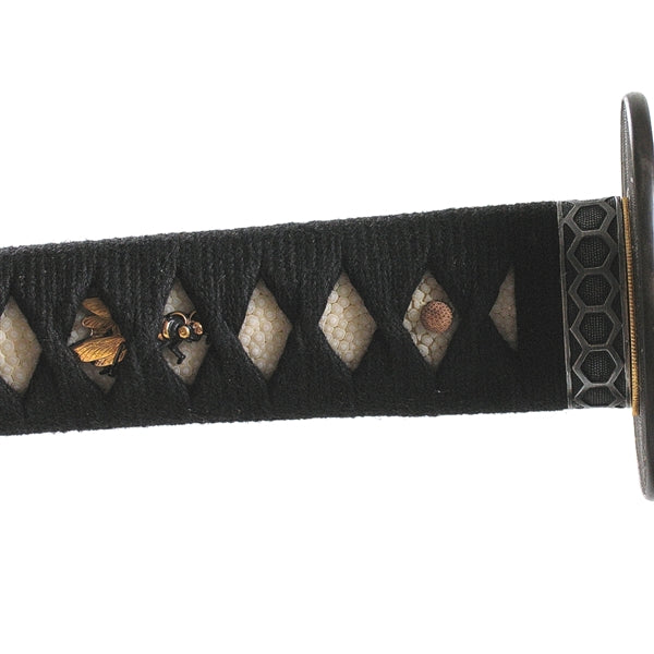 Close-up of the wasp themed menuki beneath the hinerimaki wrapping.