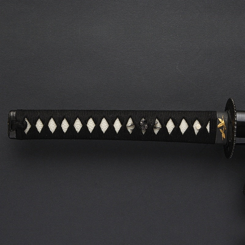 Full view of the crane themed tsuka.