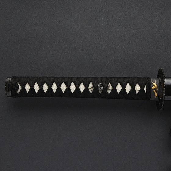 Full view of the crane themed tsuka.