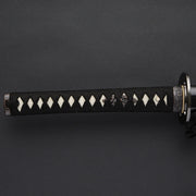 Full view of the tsuka and hinerimaki wrapping.