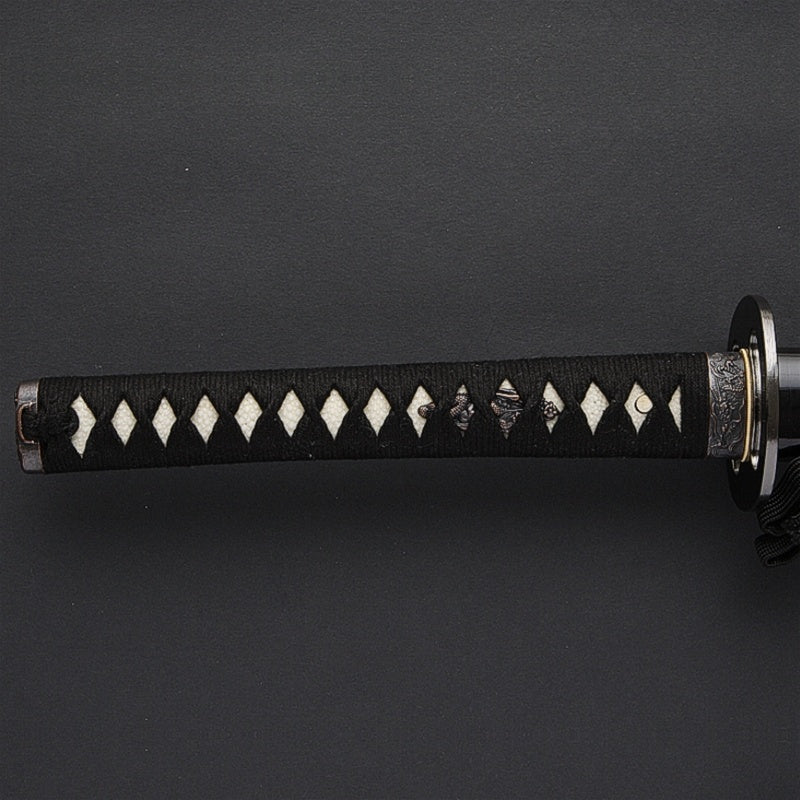 Full view of the tsuka and hinerimaki wrapping.