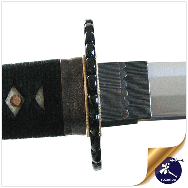 Side-on view of the yujo style habaki and copper fuchi fitting.