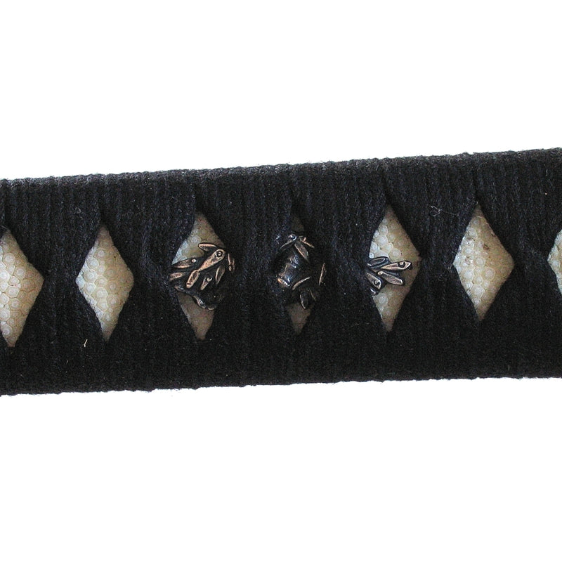 The menuki of the V2 are based on bamboo grass.