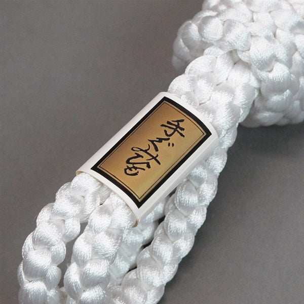 Close-up of the label and braid.