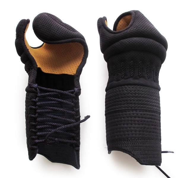 Both the top side and udnerside of the kote.