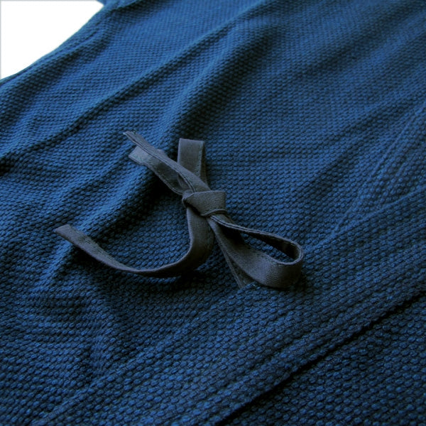 Chest himo close-up.