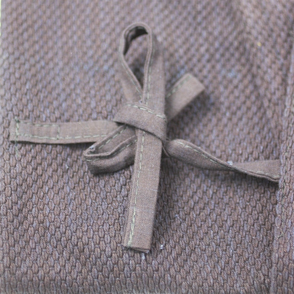 Chest himo close-up.