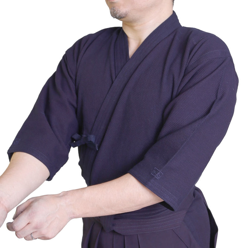 Dogi worn in kamae, side-on view.