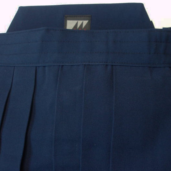 Navy hakama, front pleats and obi close-up.