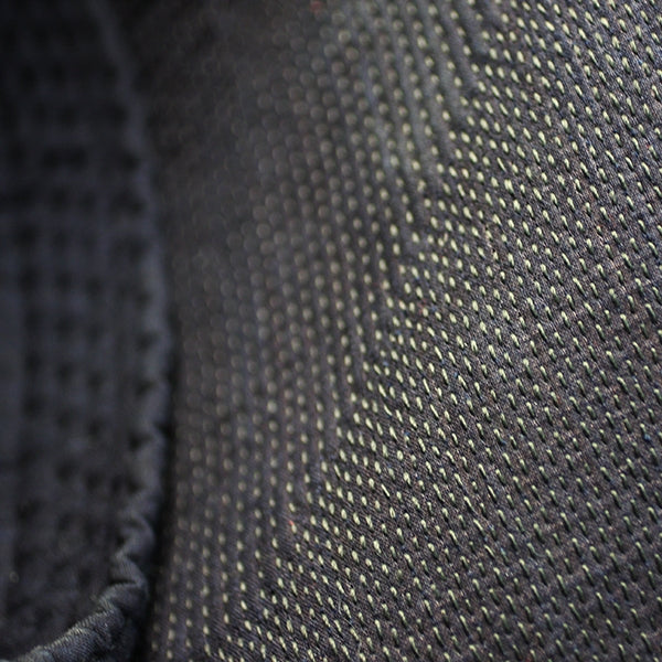 Inside view of the fine 1.5 Bu individual stitches.