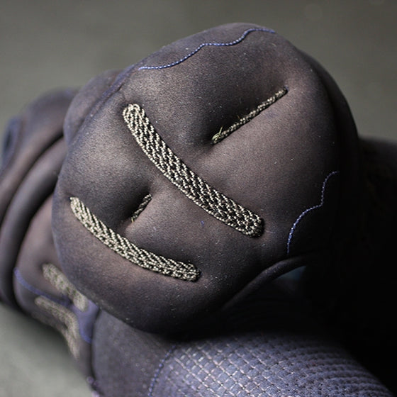 Close-up of the koto konkawa deerskin kote atama.
