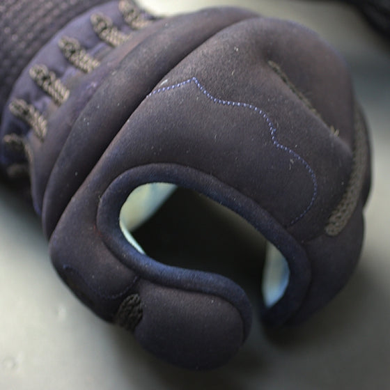 The kote feature a reinforced deerskin patches called "yukiwa", finely edged in silk thread.