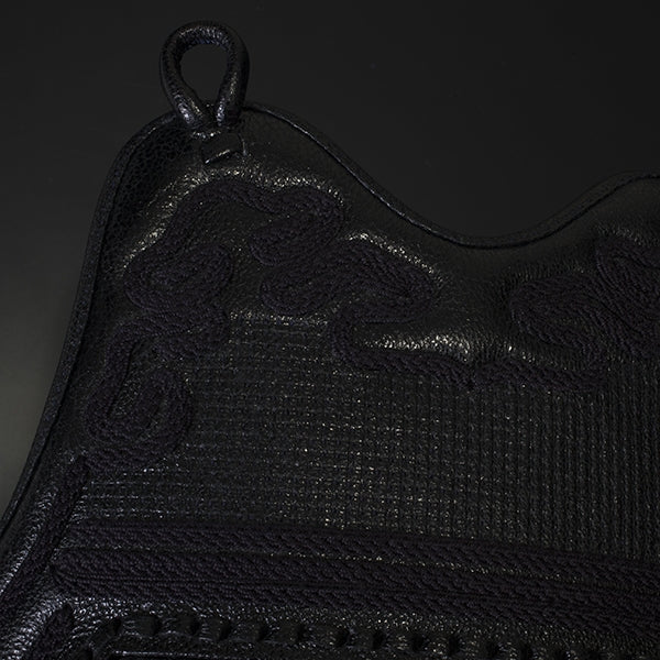 View of the hand-pressed and sewn kurozan leather mune of the do.