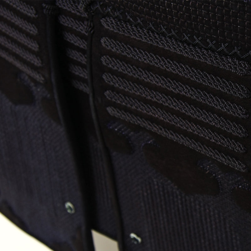 Close-up of the siz lines of braiding and kumo-gata deerskin on the tare.