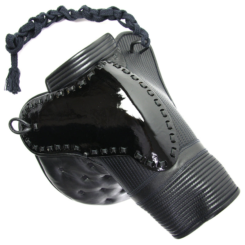 Top down view of the akta and attached himo.