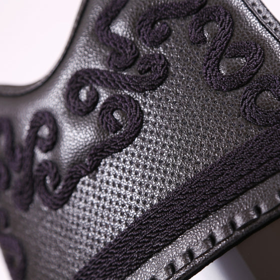 Close-up of the deluxe kurozan leather do mune.