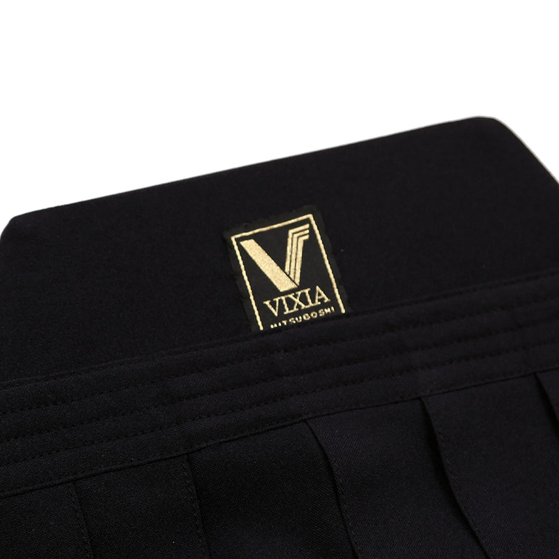 Close-up of the hakama koshi-ita and vixia label.